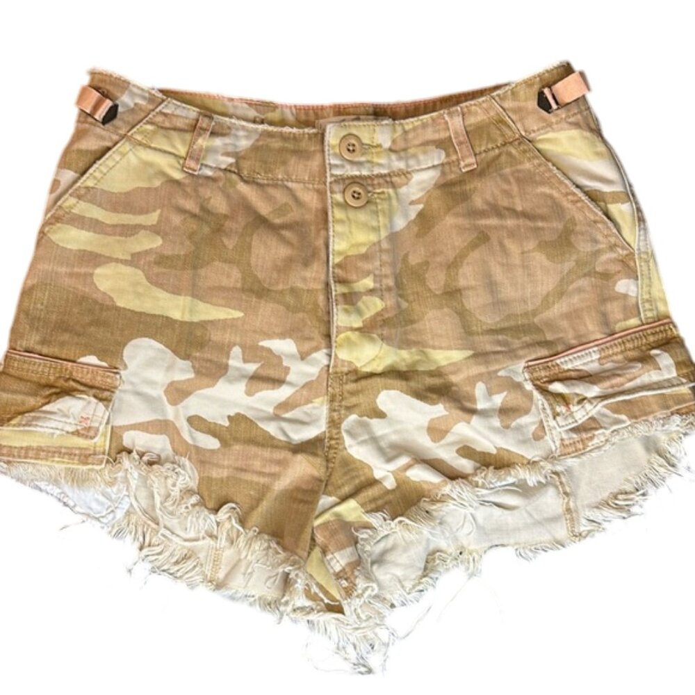 We The Free Women's Commander Dessert Camouflage Button Fly Cutoff Shorts, Sz 6